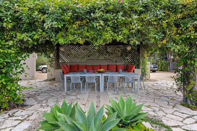 Designing a Resort-Inspired Outdoor Retreat: Key Elements